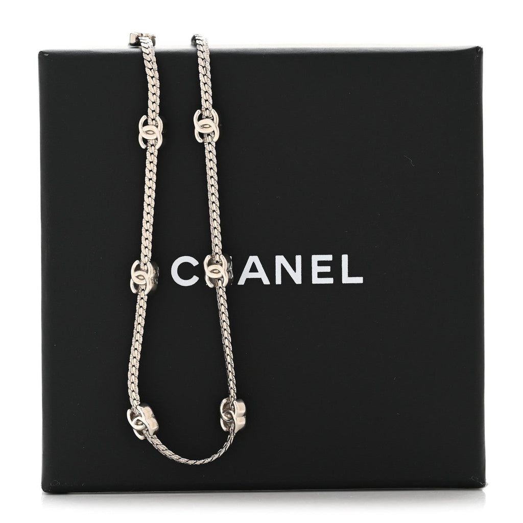 Metal CC Short Chain Necklace Silver
