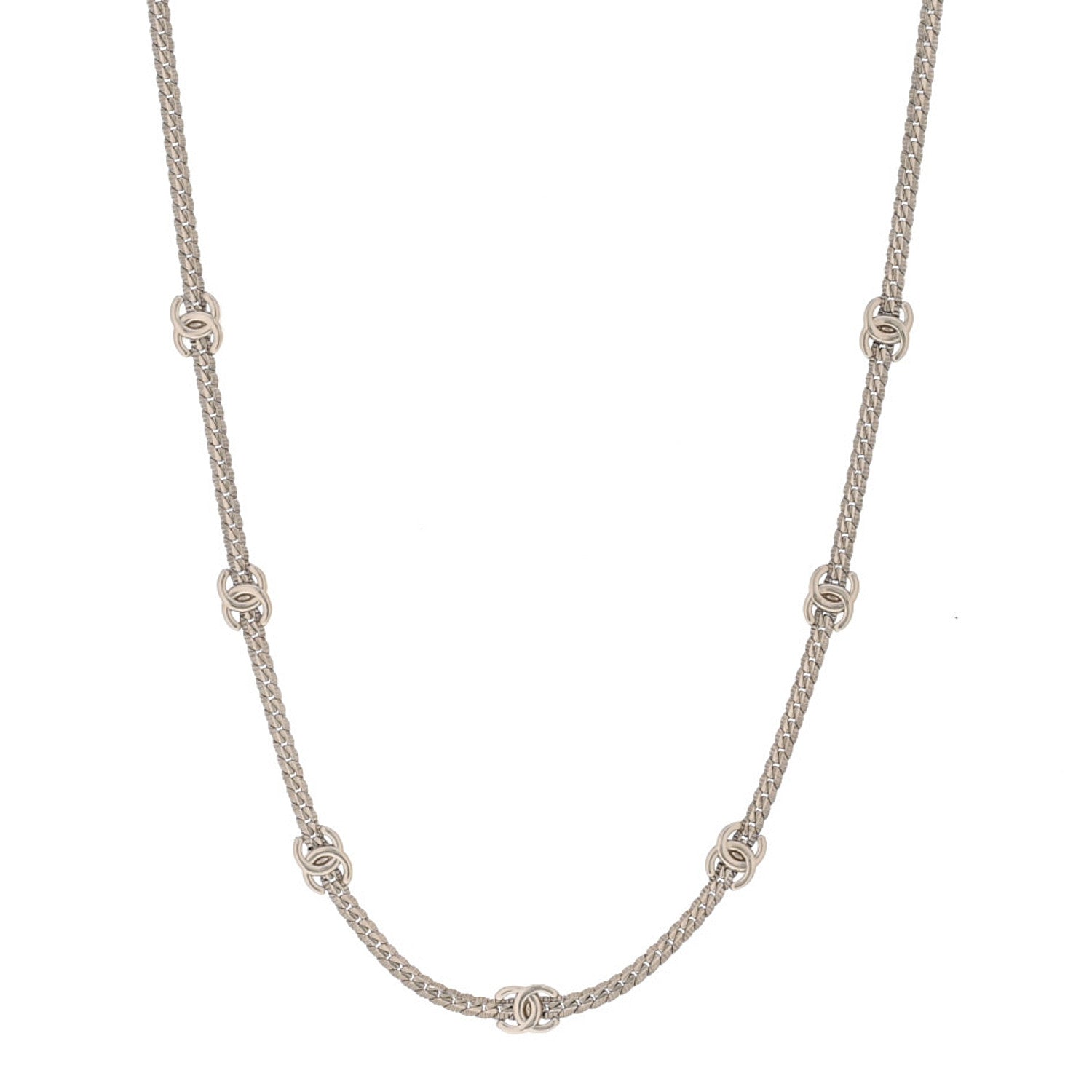 Metal CC Short Chain Necklace Silver