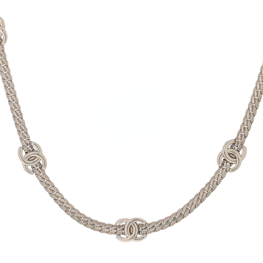 Metal CC Short Chain Necklace Silver